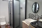 Flic en Flac à louer récente villa duplex 4 chambres avec piscine située dans un quartier résidentiel et calme.