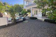 Très rare a la location, villa de 300 M2 avec 3 chambres + bureau( ou chambre), édifiée au coeur d’un superbe jardin arboré et engazonné.