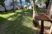 Très rare a la location, villa de 300 M2 avec 3 chambres + bureau( ou chambre), édifiée au coeur d’un superbe jardin arboré et engazonné.