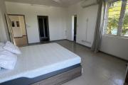 Très rare a la location, villa de 300 M2 avec 3 chambres + bureau( ou chambre), édifiée au coeur d’un superbe jardin arboré et engazonné.