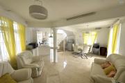    Flic en Flac – À louer villa 7 chambres avec piscine, idéalement située à seulement 200 mètres de la plage.