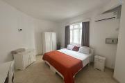    Flic en Flac – À louer villa 7 chambres avec piscine, idéalement située à seulement 200 mètres de la plage.