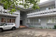 Curepipe à louer agréable appartement deux chambres dans une petite copropriété au calme proche des commerces et du centre.