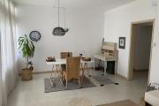 Curepipe à louer agréable appartement deux chambres dans une petite copropriété au calme proche des commerces et du centre.