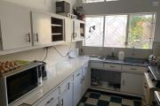 Curepipe à louer agréable appartement deux chambres dans une petite copropriété au calme proche des commerces et du centre.