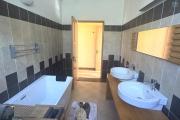  À louer – Flic en Flac Agréable villa 3 chambres avec piscine, située dans un quartier résidentiel calme.