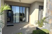 À louer – Flic en Flac Magnifique et récent appartement 3 chambres situé en rez-de-chaussée, avec piscine commune et parking sécurisé.
