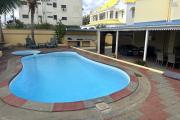 Flic en Flac – À louer grande villa de 5 chambres avec piscine, idéalement située à seulement 5 minutes à pied de la plage et des commerces.