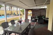 Flic en Flac – À louer grande villa de 5 chambres avec piscine, idéalement située à seulement 5 minutes à pied de la plage et des commerces.