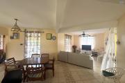 Flic en Flac – À louer grande villa de 5 chambres avec piscine, idéalement située à seulement 5 minutes à pied de la plage et des commerces.