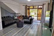Flic en Flac – À louer Bel appartement 3 chambres avec parking, situé au Rez de chaussée, à seulement 5 minutes à pied de la plage et des commerces.