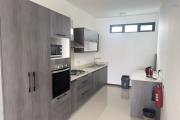 Ébène – À louer Superbe appartement moderne de 3 chambres, idéalement situé au cœur d’Ébène, dans une résidence neuve, sécurisée et avec parking.