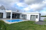 Albion &agrave; louer Belle est r&eacute;cente villa de plain-pied, trois chambres avec piscine situ&eacute;e dans un quartier calme.