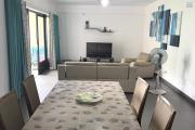 Flic en Flac île Maurice à louer appartement 2 chambres situé dans une résidence sécurisée avec piscine, ascenseur et parking couvert.