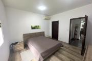 Flic en Flac île Maurice à louer appartement 2 chambres situé dans une résidence sécurisée avec piscine, ascenseur et parking couvert.