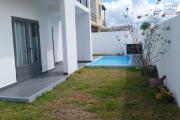 Superbe villa neuve de 3 chambres avec piscine priv&eacute;e &agrave; louer en long terme &agrave; Flic en Flac, situ&eacute;e dans un quartier calme et r&eacute;sidentiel, id&eacute;ale pour une famille