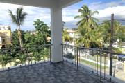 Flic en Flac à louer agréable et récent appartement 2 chambres situé aux deuxième et dernier étages sans ascenseur au calme à 200 m de la plage
