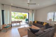 Rivière Noire, Île Maurice – Superbe Duplex de Prestige avec Piscine Privée et Accès Rivière – Réservé aux Acheteurs Mauriciens