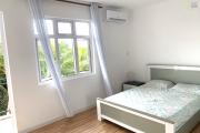 Flic en Flac Ile Maurice à louer appartement 2 chambres décoré avec goût situé au troisième étage avec piscine.