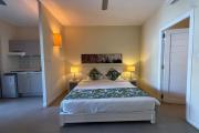 Situé dans la résidence Be Cosy à Trou aux Biches, cet appartement de 50m2 au premiere etage entièrement meublé offre un cadre de vie idéal à seulement quelques pas de la plage.