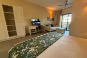 Situé dans la résidence Be Cosy à Trou aux Biches, cet appartement de 50m2 au premiere etage entièrement meublé offre un cadre de vie idéal à seulement quelques pas de la plage.