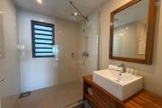 Situé dans la résidence Be Cosy à Trou aux Biches, cet appartement de 50m2 au premiere etage entièrement meublé offre un cadre de vie idéal à seulement quelques pas de la plage.