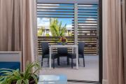 Situé dans la résidence Be Cosy à Trou aux Biches, cet appartement de 50m2 au premiere etage entièrement meublé offre un cadre de vie idéal à seulement quelques pas de la plage.