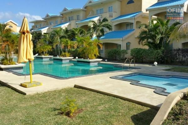 A louer un appartement de 3 chambres à coucher très proche de la plage avec piscine dans une résidence sécurisée à Flic en Flac, Ile Maurice.