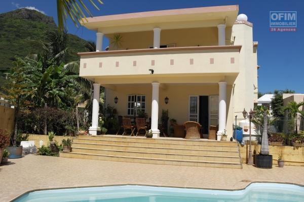 A vendre Grande villa 5 chambres dans quartier résidentiel et calme avec garage et piscine à Tamarin île Maurice