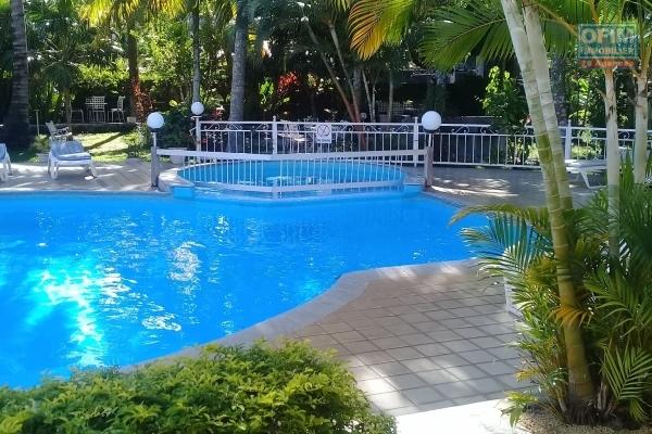 A vendre complexe hôtelier avec piscine et jardin arboré à une minute à pieds de la plage à Mont Choisy.