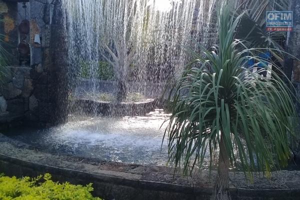 Accessible aux étrangers à l'ile Maurice: A vendre luxueux appartement F3 avec piscine non loin du centre ville de Grand Baie.