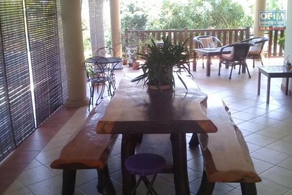 A vendre jolie villa de  caractère F5 de 436 m2 avec piscine privée et beau jardin gazonné à Calodyne.