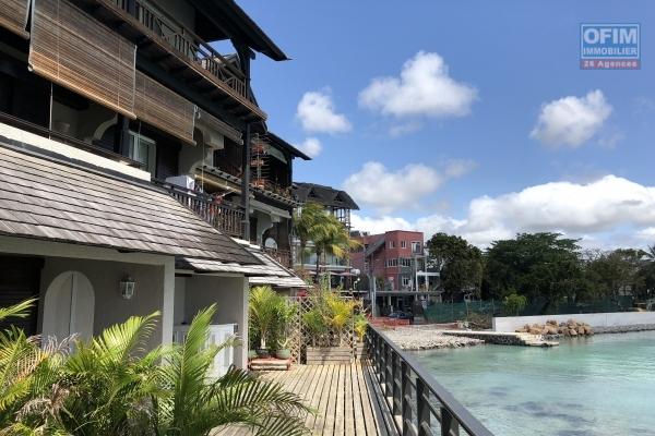 A louer appartement F4 meublé pieds dans l eau à Sunset Boulevard Grand Baie