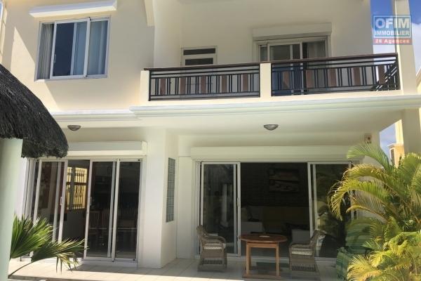 Accessible aux étrangers: A vendre très belle et récente villa contemporaine de 220 m2 avec piscine et proche de la plage à Bain Boeuf.