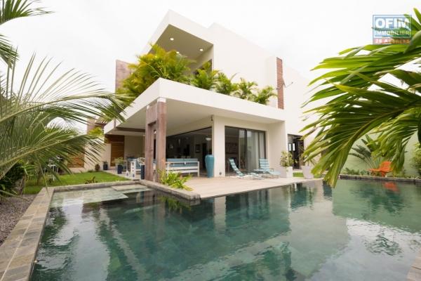 Accessible aux étrangers: Vente belle villa contemporaine neuve de 250 m2 avec piscine et joli jardin arboré à Grand Baie.