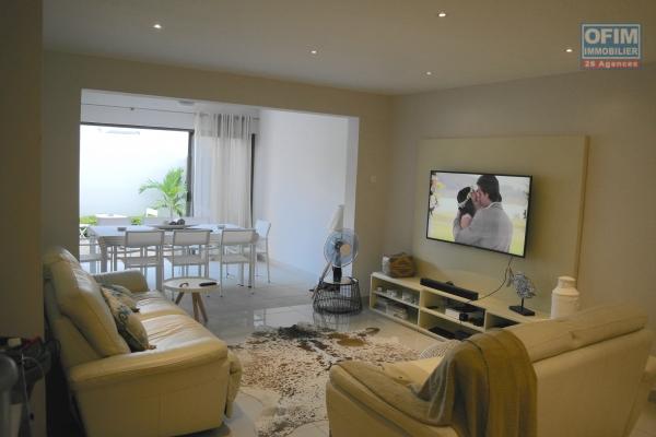 Rivière Noire accessible aux étrangers vente appartement magnifiquement décoré dans une résidence sécurisée avec piscine.