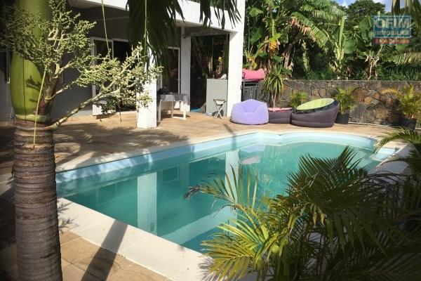A louer villa F5 avec piscine et cour clôturée non loin des commodités à Calodyne