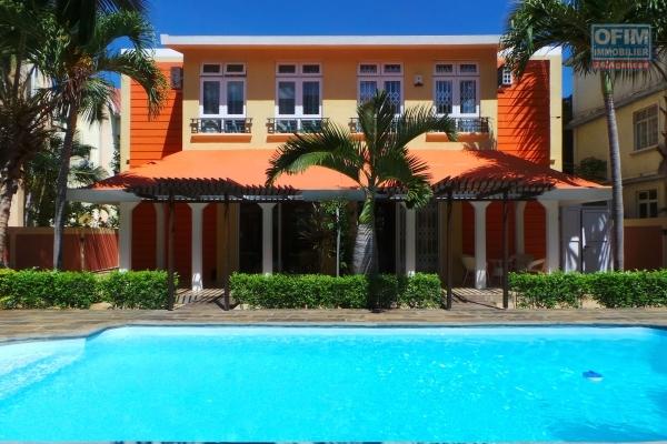A vendre a Flic en flac, duplex jumelé 3 chambres avec piscine et parking près de la plage et des commodités.