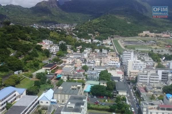 Accessible aux étrangers: A vendre bel appartement F3 de 87.07 m2 avec magnifique vue montagne au centre ville de Port Louis.