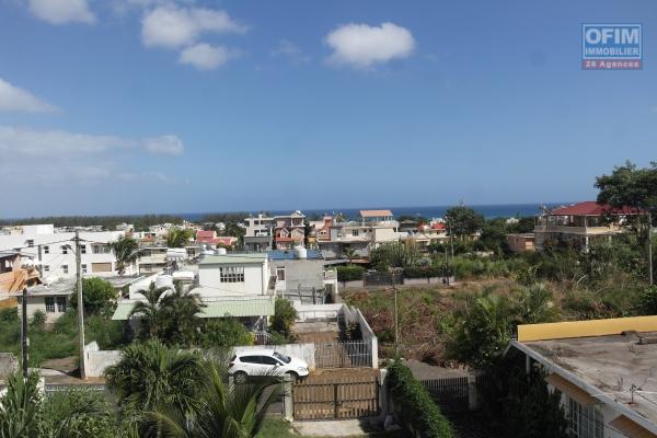 Location long terme à Flic en Flac, duplex jumelé 3 chambres avec toit terrasse et vue de mer à couper le souffle