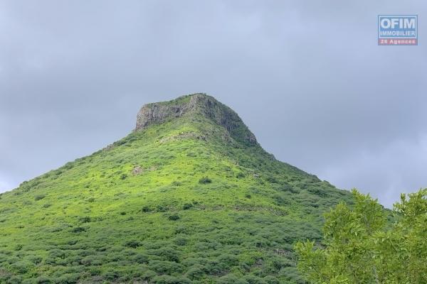 Tamarin vente terrain de 1406M2 dans un morcellement recherché et sécurisé avec une splendide vue montagne imprenable.