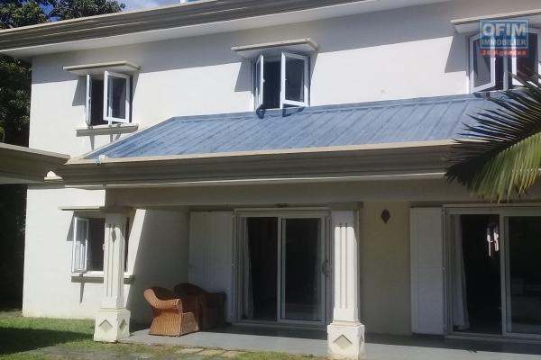A vendre grande et agréable maison de 405 m2 avec jardin dans un beau quartier à Pointe aux Canonniers.