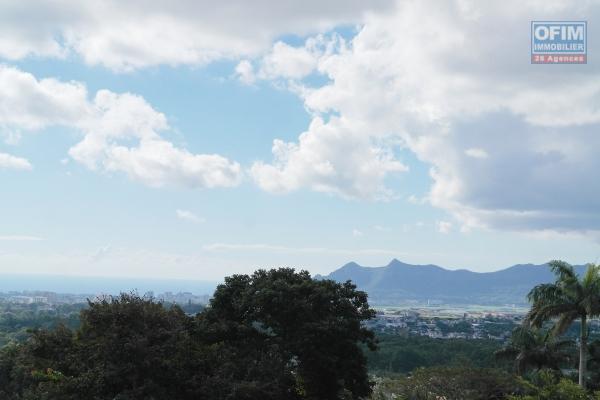 Floréal à vendre magnifique appartement avec une immense terrasse possédant vue sur les Montagnes et l'océan
