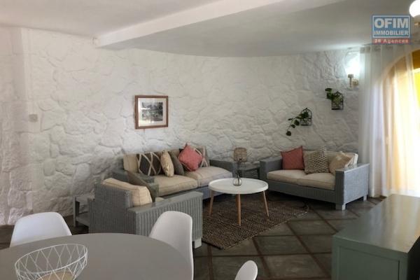A louer chaleureuse villa F4 avec très beau jardin gazonné et arboré à 3 minutes de la plage à pied à Belle Mare.