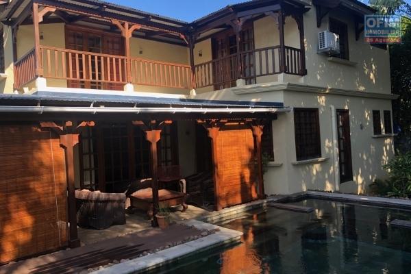 A vendre une belle villa contemporaine à la Pointe aux Canonniers à deux pas de la plage.