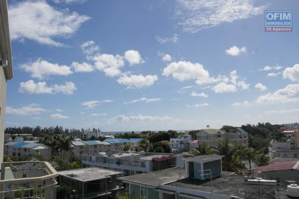 Un petit bijou situé dans un immeuble de haut standing avec une vue sur la mer et tout Flic en Flac avec piscine, spas, hammam, ascenseur, parking couvert et sécurisé avec gardien 24/7.
