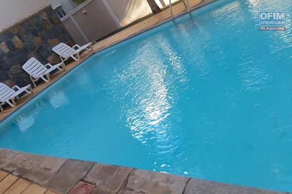 A vendre près de la plage de Flic en Flac, appartement bien éclairer et joliment meublé avec piscine et parking
