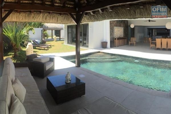 A louer belle villa T4 avec piscine dans un domaine privé et sécurisé à Bain Boeuf.