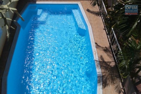 Un coquet petit appartement de 3 chambres dans un complexe avec piscine et parking à Flic en flac près de la plage et des commerces