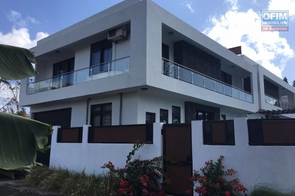 A louer villa neuve T3/4 avec piscine à 300 mètres de la plage à Trou aux Biches.